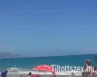 A lányt maszturbálni fogták a nyilvános strandon